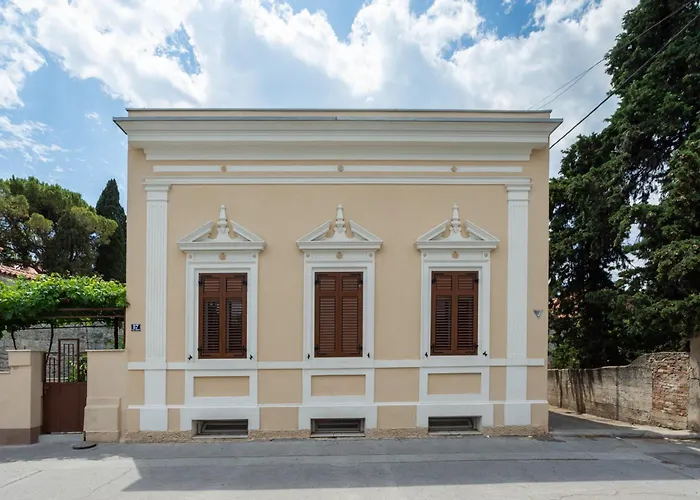 Antique Garden Villa